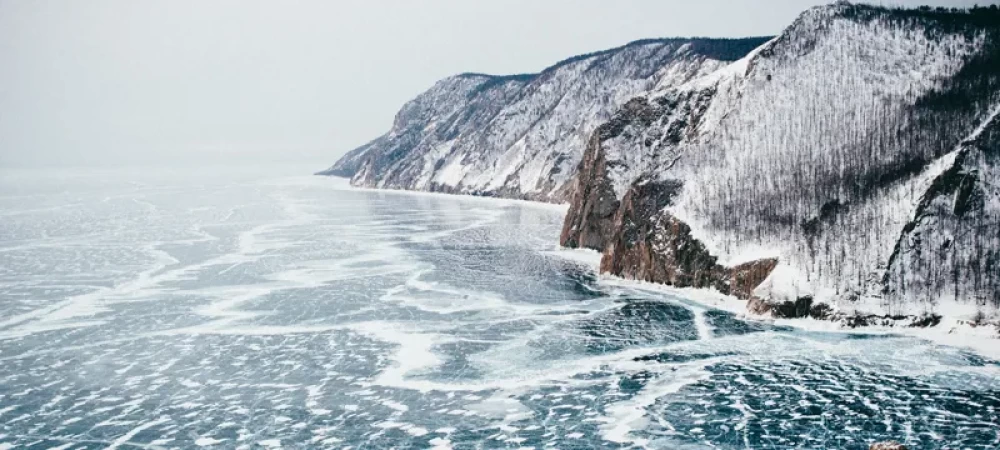 Прогулка зимой по замерзшему Малому Морю на Байкале