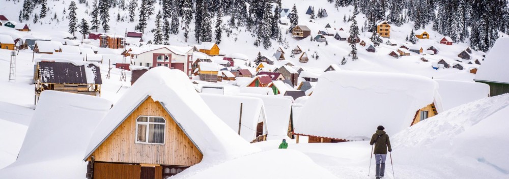 Winterlandschafts-Erkundung mit Schneeschuhen in Georgien